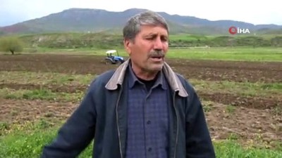  Siirt’te aşırı yağışlar nedeniyle tarlada oluşan obruk çiftçileri korkuttu 