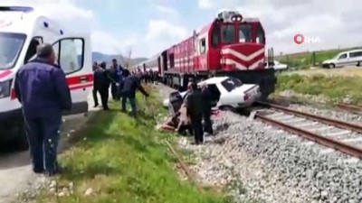 yolcu treni -  Yolcu treni otomobile çarptı: 2 ağır yaralı  Videosu