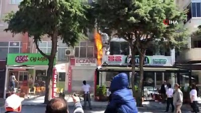  İzmir'de bir işletmeye ait baca alev alev yandı... Çalışanlar kovalarla su atarak yangını söndürmeye çalıştı