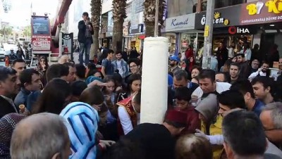  120 kilogramlık dondurmayı vince asıp kent meydanında dağıttı 