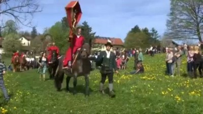 orta cag - Almanya’nın Bavyera eyaletinde, at üstünde orta çağ kıyafetleriyle sıra dışı paskalya kutlaması Videosu