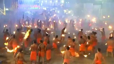 tanri - Hindistan'daki Ateş Festivali'nde yanan meşaleler havada uçuştu Videosu