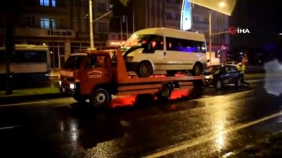  Malatya'da Minibüs otomobile çarptı: 2 yaralı 