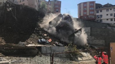 : Kağıthane'de istinat duvarı yıkılan dört katlı bir bina çöktü