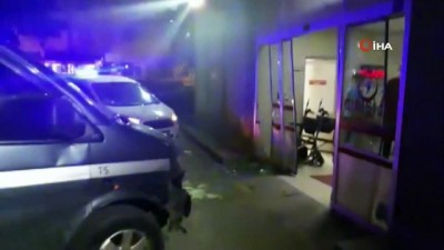 asker gecesi -  Yaralı şahıs aracıyla hastaneye giderken 4 araca çarpıp bir yayaya çarptı  Videosu