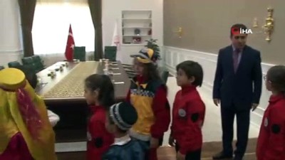 saglik karnesi -  Bakan Koca, makam koltuğunu küçük Kayhan'a devretti  Videosu