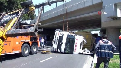 kirkoy -  Bakırköy’de üst geçide sıkışan tır yan yattı: 1 yaralı  Videosu