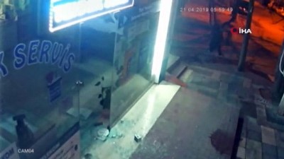 elektronik magazasi -  Cam kapıyı tuzla buz edip bir dakikada dükkanı boşaltan hırsızlar kamerada  Videosu