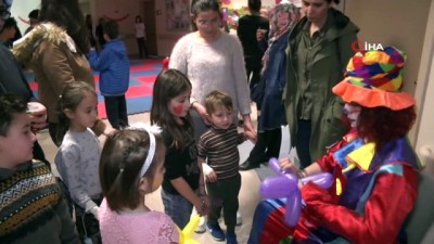 kitap okuma -  Hastanede çocuklara 23 Nisan sürprizi  Videosu