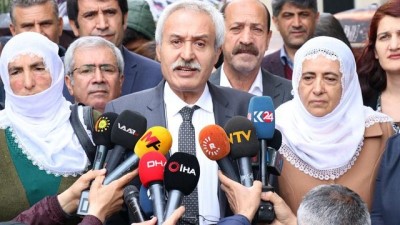 HDP'li Mızraklı, AK Partili kayyumun makam odasında yaptığı lüks değişiklikleri gösterdi