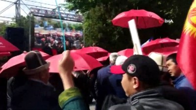  - Kırgızistan’da Eski Milletvekilleri İçin Kırmızı Şemsiyeli Protesto