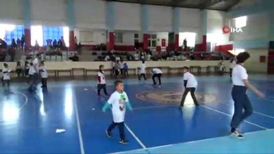  10 bin kağıt uçak geleceğin hayalleri için havalandı