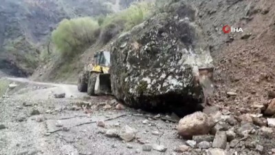  Dağdan kopan dev kaya parçası yolu ulaşıma kapattı 
