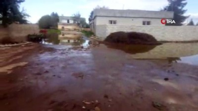  Şanlıurfa'da kırsal mahalle sel sularına teslim oldu