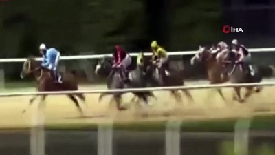 jokey -  Attan düşen jokey, arkadan gelen atların altında kalmaktan son anda kurtuldu  Videosu