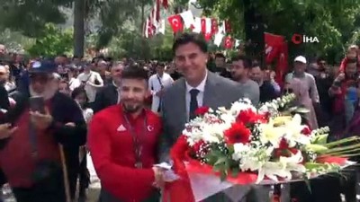 milli guresci - Avrupa Şampiyonu güreşçi Süleyman Atlı, memleketinde coşkuyla karşılandı Videosu