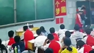 dayak -  - Çin'de Sinirli Öğretmen Öğrencileri Dövdü  Videosu