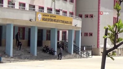 insaat alani -  El ele tutuşarak intihar girişiminde bulunan genç kızlardan biri taburcu edildi  Videosu