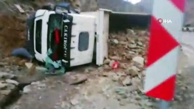 dikkatsizlik -  Taş yüklü kamyon devrildi: 1 ölü  Videosu