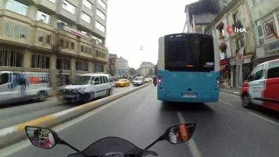  Karaköy’de motosikletlinin el arabalı adama çarptığı anlar kamerada 