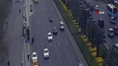 mobese -  Yolun karşısına geçmeye çalışan iki kişiye minibüs çarptı  Videosu