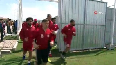 Demir Grup Sivasspor Teknik Direktörü Hakan Keleş: 'Başakşehir’e müsaade etmeyeceğiz' 