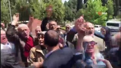  Mamak Cezaevi'nde işkence emirlerini verdiği iddia edilen emekli Albay Raci Tetik'in cenaze töreninde protesto 