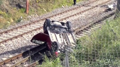 Otomobil tren rayına devrildi: 1 yaralı - BİLECİK