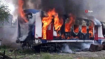  Adana'da hurdaya ayrılan vagon yandı 