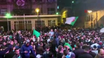  Cezayirliler Buteflika’nın istifasını kutluyor 