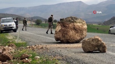 koy korucusu -  Gercüş'te yola dev kaya parçaları düştü  Videosu