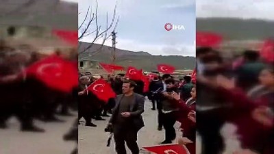  Irak sınırında askerlerin de katılımıyla Türk bayraklı seçim kutlaması 