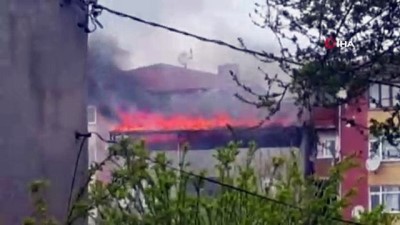  Ümraniye’de binanın çatısı alev alev yandı 