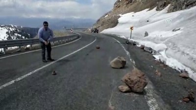 Ardahan-Şavşat kara yoluna düşen taşlar ulaşımı aksattı 