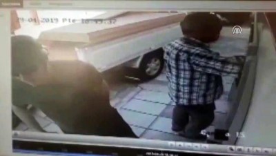 kredi karti - ATM'de sıkışan 3 bin lirayı çalan zanlı görüntülendi - MUĞLA Videosu