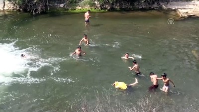 hava sicakliklari - Çocuklar derede yüzerek serinlemeye çalıştı - HATAY Videosu