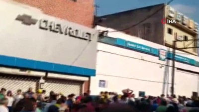 devlet baskani -  - Maduro karşıtı askerler ve siviller sokakta  Videosu