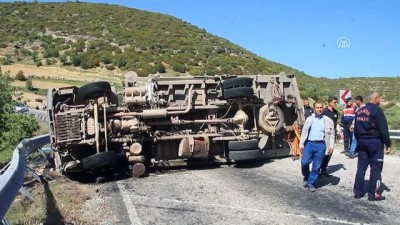 Manisa'da oksijen tüpü yüklü kamyon devrildi: 1 yaralı