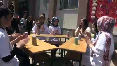 Öğrenciler bardak ve masadan ritim tutarak şarkı söyledi - MUŞ