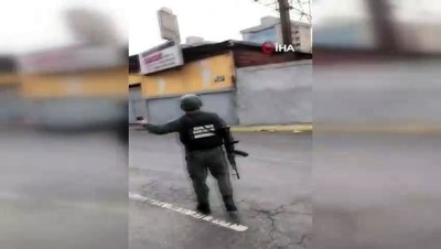  - Venezuela'da darbeci askerler mavi kurdele takıyor