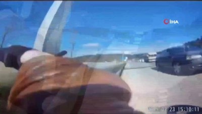  Emniyet şeridine giren aracın motosikletli sürücüye çarptığı kaza kamerada 