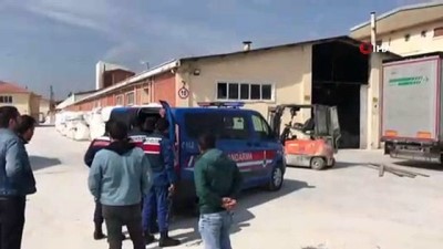  Fabrikaya karton getiren tırdan mülteciler çıktı 