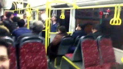  Halk otobüsünde gençlerin yaşlı kadına hakareti kamerada 