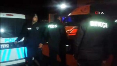 akalan -  Polis barikatını aşamayan minibüste 21 kaçak yakalandı Videosu