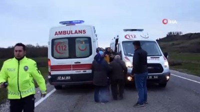  Sinop’ta minibüs park halindeki otomobile çarptı: 5 yaralı