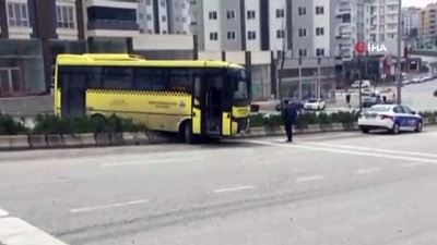 kirmizi isik -  Sürücüsü bayılan halk otobüsü refüje çarparak durabildi  Videosu