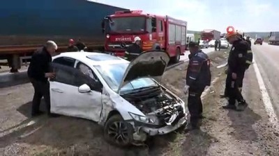uzman cavus -  Aksaray’da 2 otomobil çarpıştı: 5 yaralı Videosu