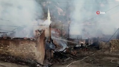  Bir evde bacanın tutuşması sonucu çıkan yangında 5 ev kül oldu