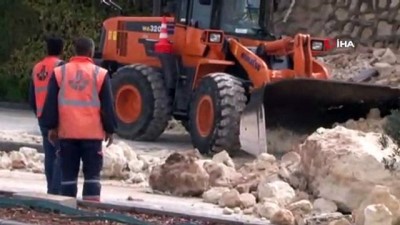 yol calismasi -  Mardin’de heyelan...Dev kaya parçaları yola düştü  Videosu