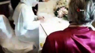 nikah toreni -  Nikahında baskıya dayanamayan polis damat ayağını gelinin önüne uzattı  Videosu